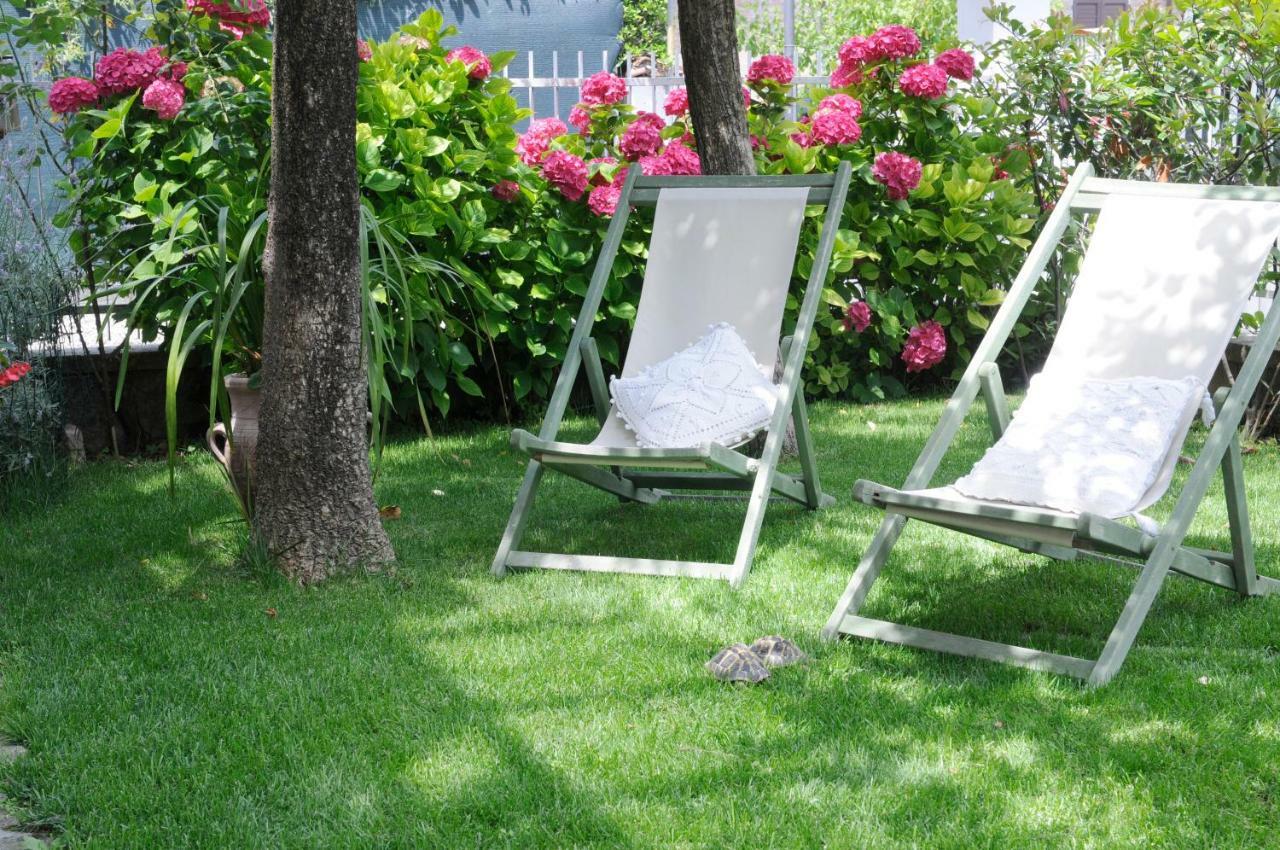 Tre Civette Sul Como Bed & Breakfast Marina di Massa Exterior photo